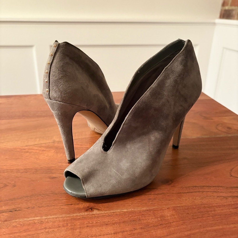 Halogen Nordstrom Women’s Ankle Booties Gray Suede Peep Toe Shoes Heels 8.5 Chic